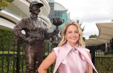 Racing icon honoured with statue at Flemington